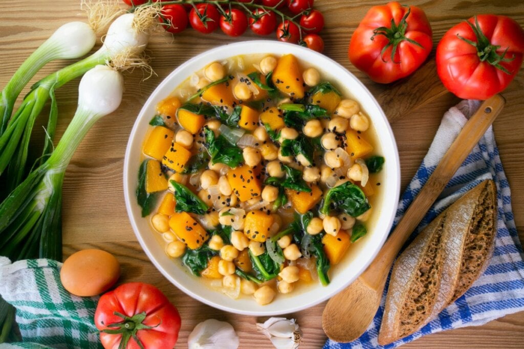 Grão-de-bico ensopado com abóbora e espinafre (Imagem: Lecker Studio | Shutterstock)