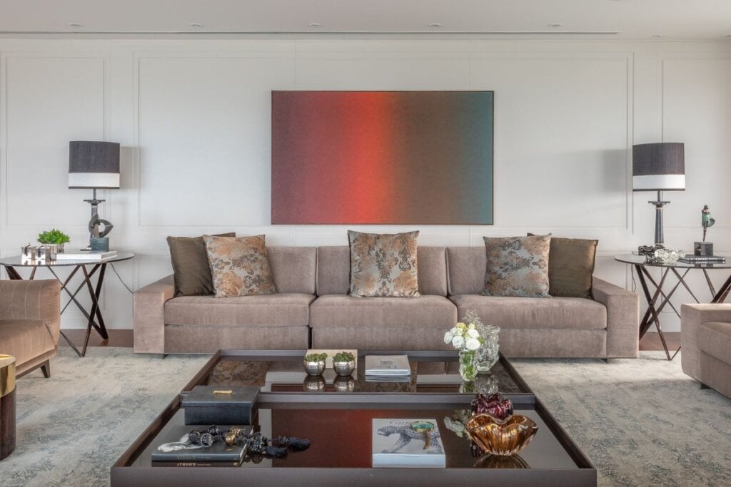 Os quadros são a melhor opção para quem quer decorar a parede atrás do sofá e não quer errar (Projeto: Patricia Penna Arquitetura &amp; Design | Imagem: Leandro Moraes)