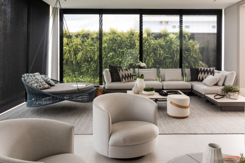 Portas e janelas trazem a sensação de bem-estar na conexão com a natureza e implementa luz natural ao ambiente (Projeto: Patricia Penna Arquitetura &amp; Design | Imagem: Leandro Moraes)