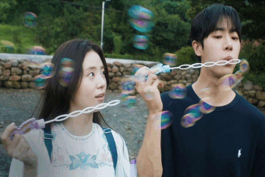 “Se Esse Amor Desaparecesse Hoje” acompanha um romance entre uma jovem com amnésia diária e um estudante entediado (Imagem: Reprodução digital | Netflix)