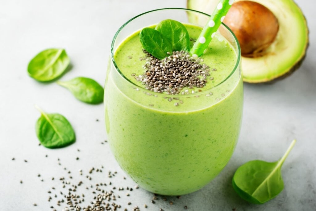 Vitamina de abacate com espinafre e chia (Imagem: Katarzyna Hurova |  Shutterstock)
