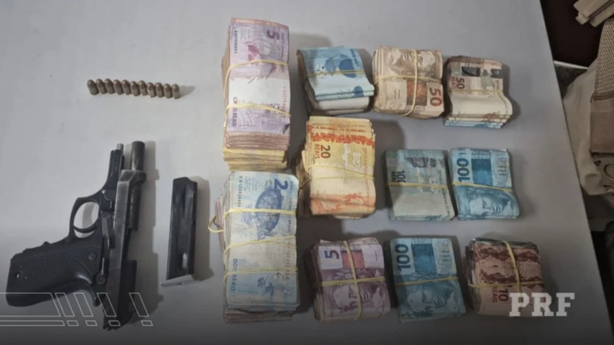 Suspeito desobedeceu ordem de parada, tentou escapar a pé e foi flagrado com arma e R$ 40 mil dentro do veículo
