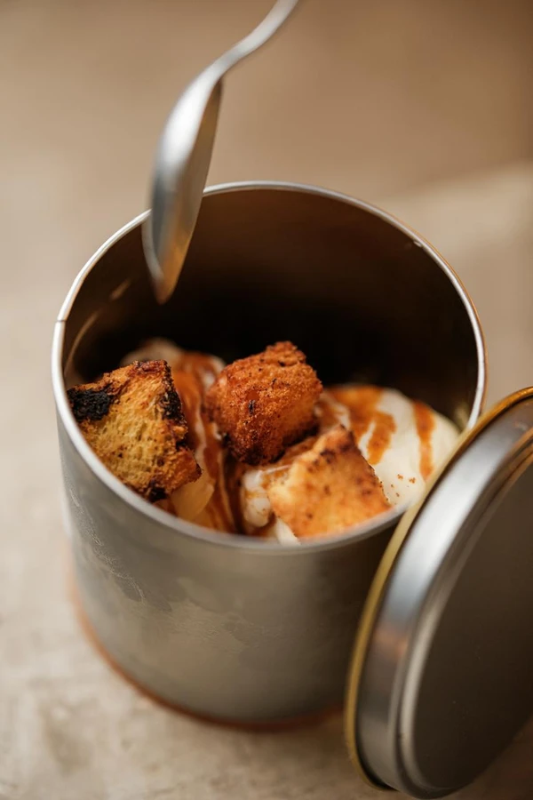 Veneno da Lata: sorvete de avelã, musse de chocolate branco, pipoca salgada, caramelo de café e croutons de babka (R$ 52) por Pablo Gonçalves