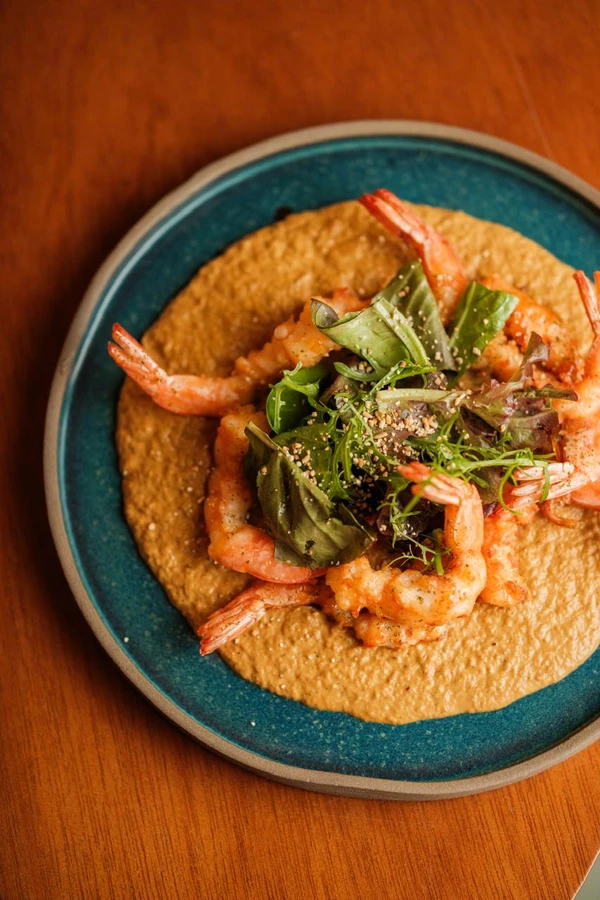 Tempurá de camarão, creme de mexilhão com couve-flor assada, picles de pimenta-de-cheiro, molho sweet chilli e salada (R$ 115) por Pablo Gonçalves