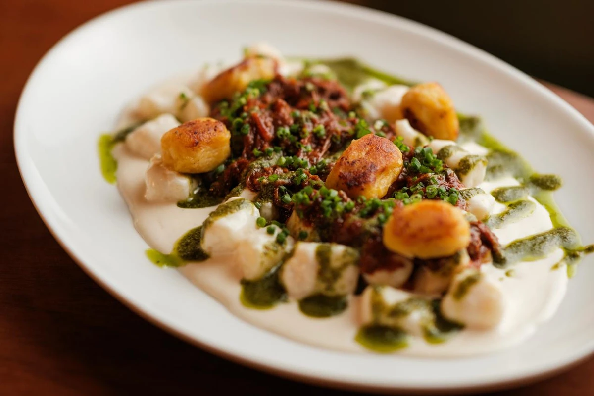 Nhoque de rabada com pesto e nhoque de banana-da-terra grelhado (R$ 109) por Pablo Gonçalves