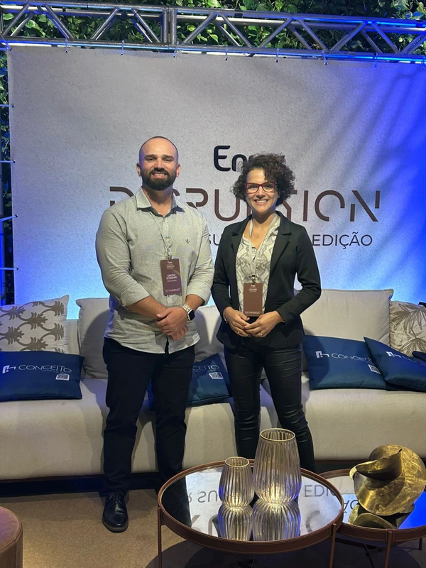 O empresário Celso Abreu, CEO da Dynamis Facilities, e a executiva de contas da Rede Gazeta, Marcela Souza