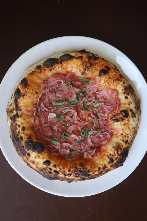 Calabresa: molho de tomate, muçarela, calabresa, cebola roxa e orégano fresco (R$ 66) Foto por Acervo/Pocar