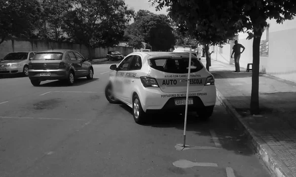Treino de baliza em estacionamento para candidato a tirar carteira de motorista (CNH)