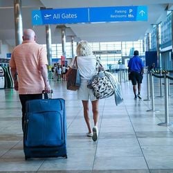 As sucessivas quedas do dólar americano nos últimos meses colocaram em dúvida se a moeda preferida do mundo estaria perdendo seu status.