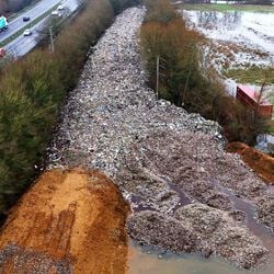 Uma investigação da BBC revela como criminosos operam enormes depósitos de lixo ilegais em todo o país.