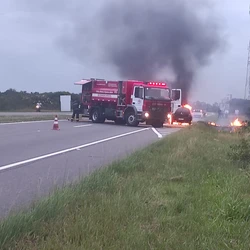 Pista foi fechada no sentido Guarapari para o combate ao incêndio pelos Bombeiros; incidente ocorreu no fim da tarde desta sexta-feira (30)