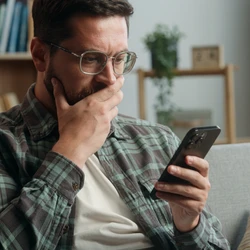 A caixa de entrada virou um grande bazar onde sentimentos dividem espaço com propaganda de pizza e liquidação relâmpago