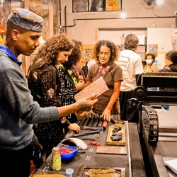 Iniciativa promove programação gratuita com mostra de materiais reciclados, oficinas de adereços e encontros sobre sustentabilidade no Carnaval