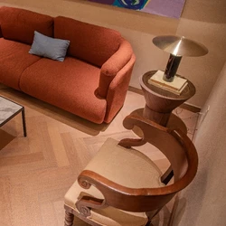 Tons orgânicos, acabamentos foscos e padrões clássicos atualizados definem o uso da madeira no próximo ano