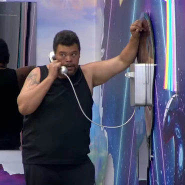 Imagem - BBB 26: Babu Santana atende o 2° Big Fone da semana e recebe pulseira prateada