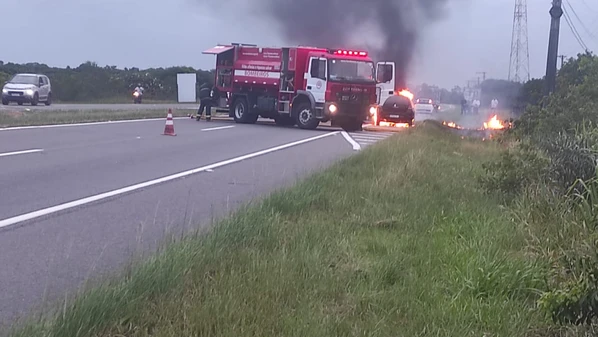 Pista foi fechada no sentido Guarapari para o combate ao incêndio pelos Bombeiros; incidente ocorreu no fim da tarde desta sexta-feira (30)
