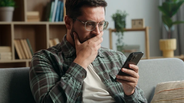 A caixa de entrada virou um grande bazar onde sentimentos dividem espaço com propaganda de pizza e liquidação relâmpago