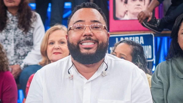 O cantor Dudu Nobre surpreende ao mostrar foto no hospital após passar mal. Entenda o que aconteceu