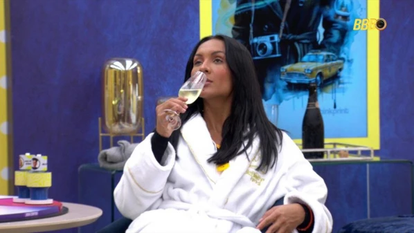 Maxiane é advertida por descumprir regra do quarto do Líder; brothers se assustam com aviso sonoro e reagem na cozinha.