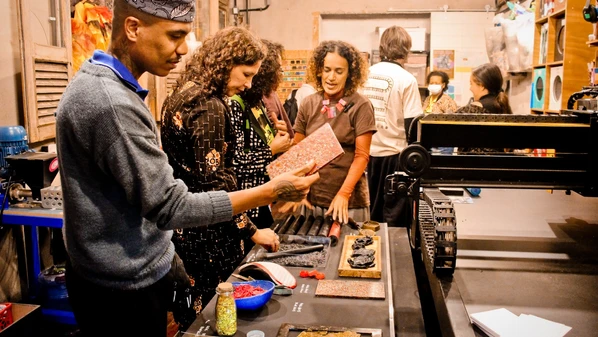 Iniciativa promove programação gratuita com mostra de materiais reciclados, oficinas de adereços e encontros sobre sustentabilidade no Carnaval