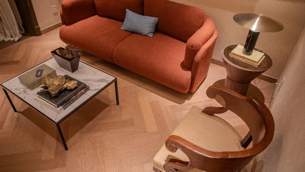 Tons orgânicos, acabamentos foscos e padrões clássicos atualizados definem o uso da madeira no próximo ano