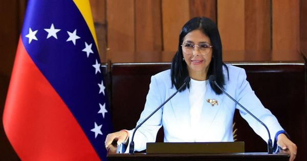 A lei, que deverá ser debatida na Assembleia Nacional na próxima semana, será aplicada a eventos ocorridos entre 1999 e o presente. O presidente em exercício também anunciou o fechamento da prisão de El Helicoide.