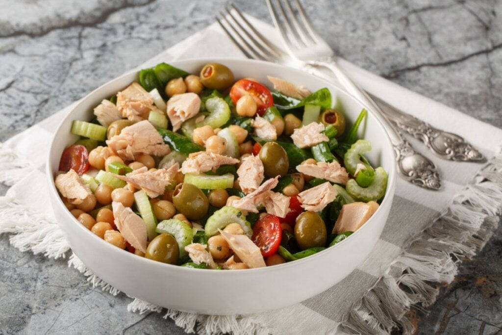 Salada de grão-de-bico com atum, pepino e azeitona (Imagem: Sergii Koval | Shutterstock)
