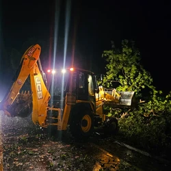 O município registrou 50mm de chuva em pouco mais de uma hora; três casas foram destelhadas e árvores caíram na ES 080