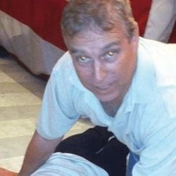 As fotos aumentam ainda mais a pressão sobre Andrew Mountbatten-Windsor, antigo príncipe, após anos de escrutínio sobre seu relacionamento com Epstein. Ele sempre negou qualquer irregularidade.