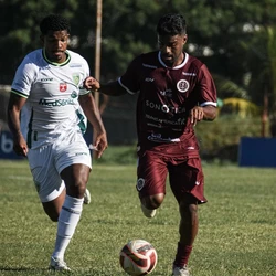 Tiva jogou com um jogador a mais desde os 30 minutos do primeiro tempo, após a expulsão de Vitinho Rangel