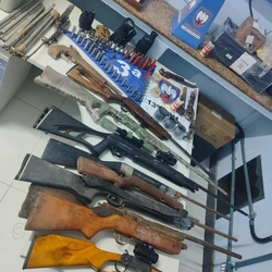 Ao todo, cerca de 10 armas foram apreendidas em residência de Pedro Canário; material encontrado indica que o local era utilizado para fabricação das armas