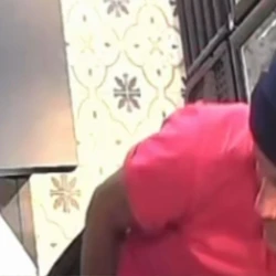 Suspeito usou faca para roubar celulares e dinheiro e violentar sexualmente funcionária do estabelecimento; crime ocorreu na sexta-feira (30)