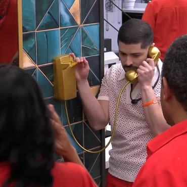 Imagem - BBB 26: Marcelo atende o 3° Big Fone da semana; entenda as consequências