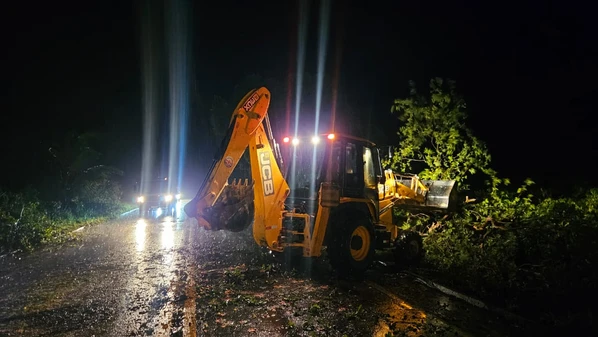 O município registrou 50mm de chuva em pouco mais de uma hora; três casas foram destelhadas e árvores caíram na ES 080