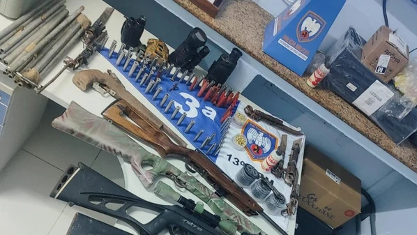 Ao todo, cerca de 10 armas foram apreendidas em residência de Pedro Canário; material encontrado indica que o local era utilizado para fabricação das armas