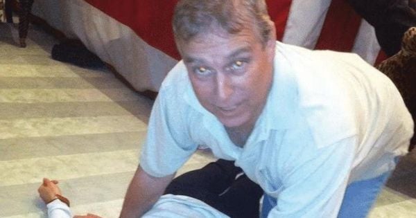 As fotos aumentam ainda mais a pressão sobre Andrew Mountbatten-Windsor, antigo príncipe, após anos de escrutínio sobre seu relacionamento com Epstein. Ele sempre negou qualquer irregularidade.