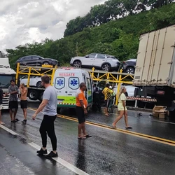 Não houve feridos entre as 46 pessoas que ocupavam o ônibus, sendo as três vítimas dos veículos de cargas, segundo a PRF, um caminhão-cegonha e dois caminhões-baús