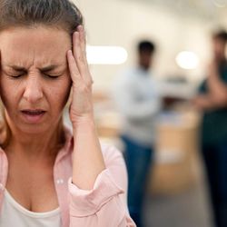 Considerada um capricho feminino nos séculos 18 e 19, a enxaqueca foi objeto de poucas pesquisas ao longo dos anos. Só agora, os cientistas começam a conhecer melhor as suas causas e possíveis soluções.