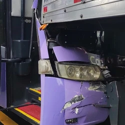 Os adolescentes voltavam de Fortaleza com destino ao Rio de Janeiro; nenhum dos 46 passageiros do ônibus se feriu. Três caminhões também se envolveram no acidente: uma pessoa morreu e outras duas ficaram feridas