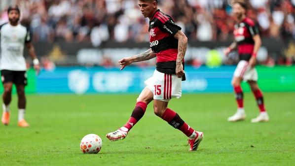 Rafael Klein aplicou o cartão vermelho para Carrascal, na volta do intervalo