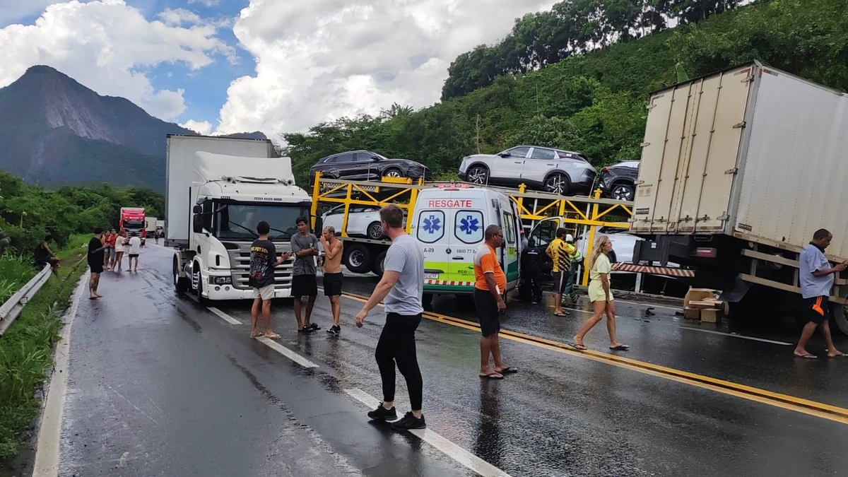 Acidente com quatro veículos na BR 101, em Mimoso do Sul
