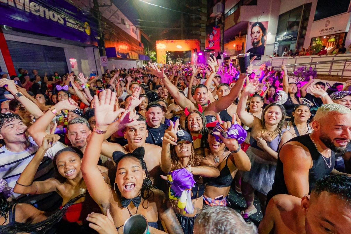 Carnaval em Guarapari arrastou multidão pelas ruas da cidade na noite de sábado (1º)