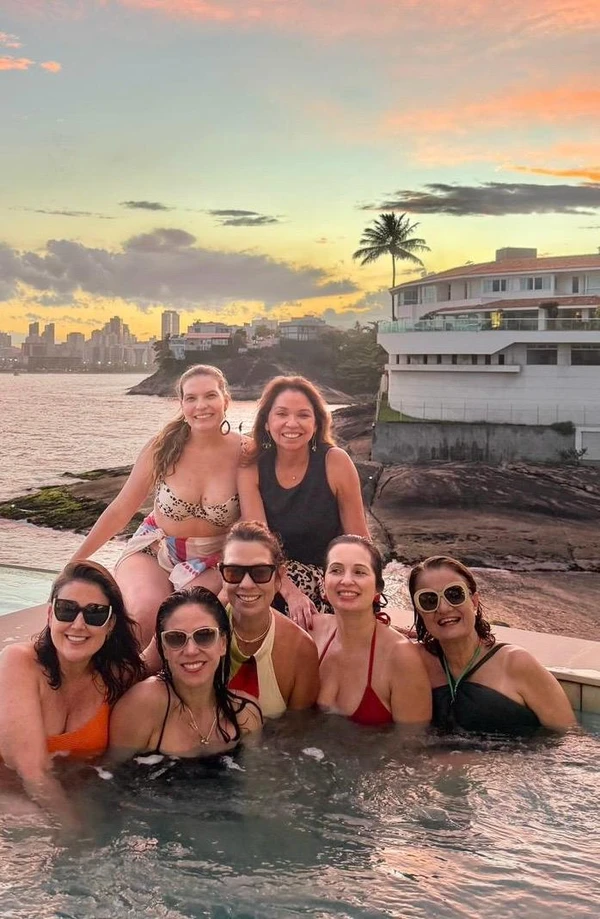 Livia Dorsch, Ana Clark (no alto), Renata Rasseli, Maria Izabel Braga, Andréia Lopes, Marina Monteiro e Rachel Martins