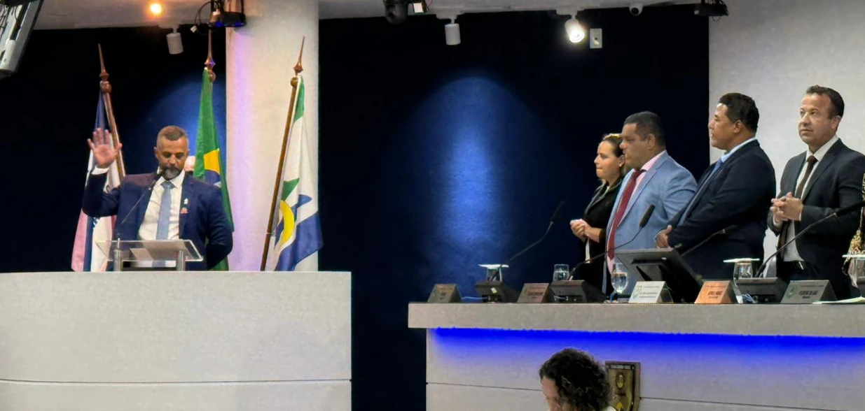 Suplentes de parlamentares afastados tomaram posse nesta segunda-feira (2); cargos estavam vagos desde 23 de setembro do ano passado