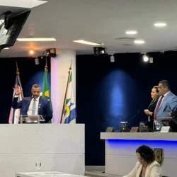 Suplentes de parlamentares afastados tomaram posse nesta segunda-feira (2); cargos estavam vagos desde 23 de setembro do ano passado