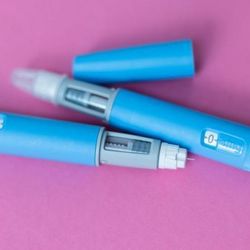 Os sintomas a serem observados incluem dor intensa e que não passa no estômago e nas costas.