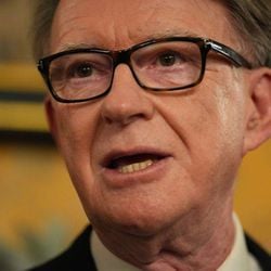Peter Mandelson afirma não ter registro ou lembrança de ter recebido as quantias e que desconhece a autenticidade dos documentos.