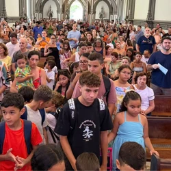 Missa especial celebrada nesse domingo (1) simbolizou o início de um novo ciclo para crianças e adolescentes