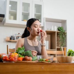 Médico explica que alimentação equilibrada, exercícios físicos e proteção solar ajudam a prevenir a doença