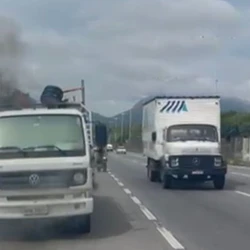O incidente aconteceu na altura do bairro Nova Rosa da Penha, na manhã desta segunda-feira (2), segundo Corpo de Bombeiros